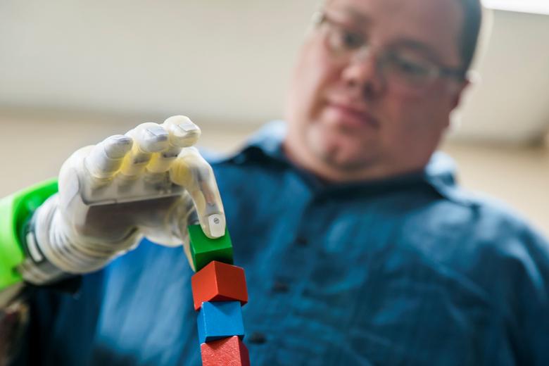 Jo Gamilton Mobius Bionics kompaniyasi tomonidan ishlab chiqarilgan va “Lyuk Skayuokerning qo‘li” nomini olgan protez qo‘lni boshqarmoqda.