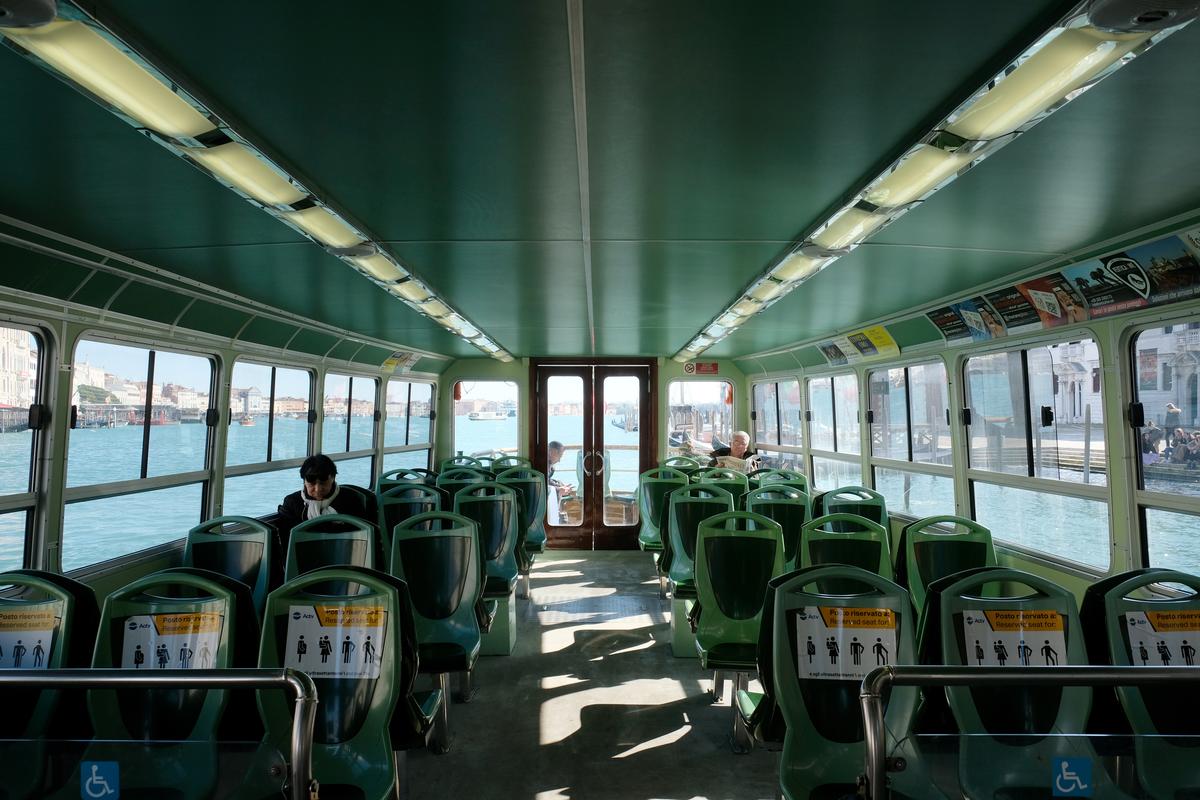 Odatda turistlarga to‘la bo‘lgan Venetsiyadagi bo‘sh suv avtobusi. Italiyada koronavirus oqibatida halok bo‘lganlar 200 nafardan oshib ketdi.