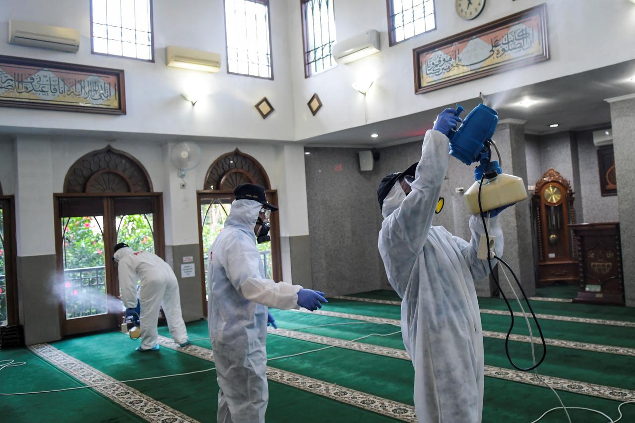 Jakartadagi masjid koronavirusga qarshi dezinfeksiya qilinmoqda. Indoneziyada hozirgacha koronavirusga chalinish bilan bog‘liq 6 ta holat qayd etildi.