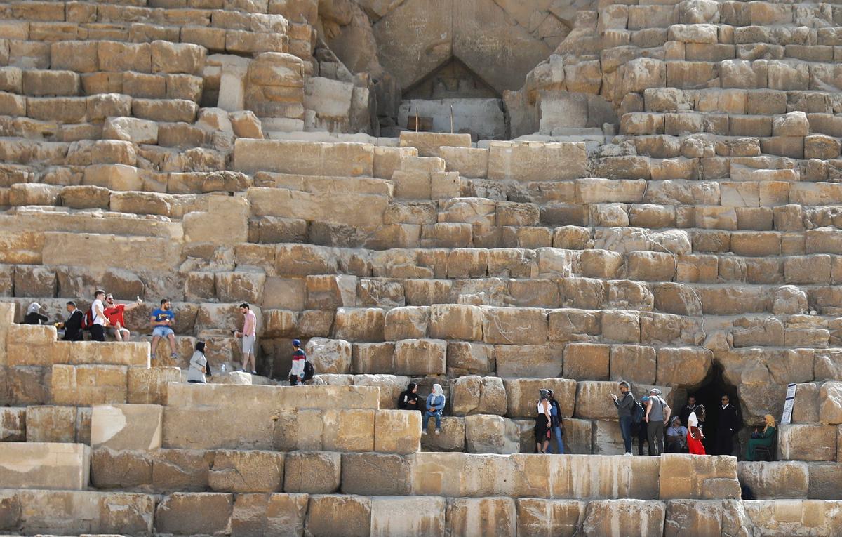 Gizadagi Xeops piramidasining yuqori qismiga ko‘tarilayotgan turistlar.