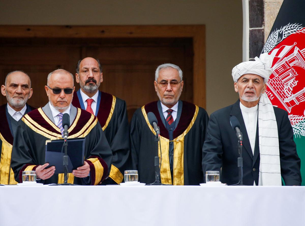 Ikkinchi muddatga Afg‘oniston prezidenti etib tayinlangan Ashraf G‘ani inauguratsiya marosimida qasamyod keltirmoqda.