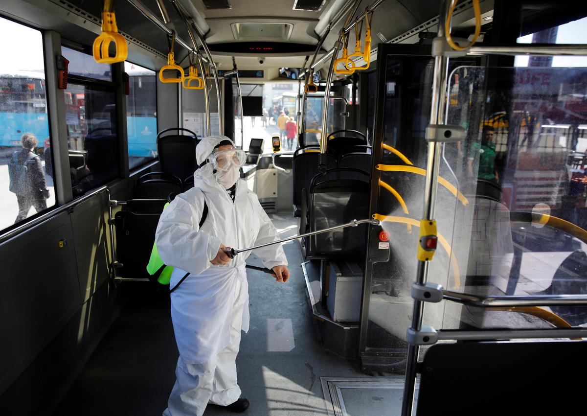 Istanbulda avtobus dezinfeksiya qilinmoqda. Turkiyada koronavirus yuqtirib olish bilan bog‘liq birinchi holat qayd etildi.