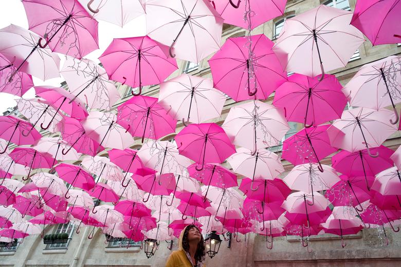 Parijda portugaliyalik Patrisiya Kunya tomonidan pushti soyabonlardan yaratilgan Umbrella Sky Procejt installyatsiyasi.