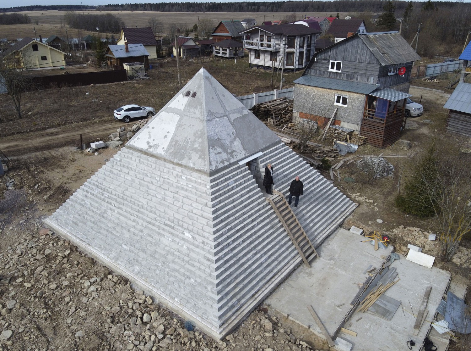 Sankt-Peterburg yaqinidagi qishloqda Andrey Vaxrushev o‘z uyida Xeops piramidasining kichik nusxasini yaratdi. Piramidaning balandligi 9 metrga teng.