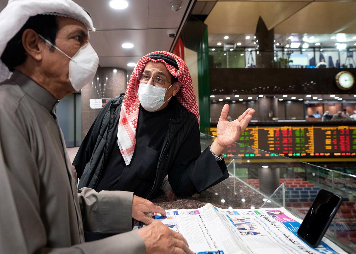 Кувайт фонд биржасидаги ниқоб таққан савдогарлар. Кувайтда коронавирусга чалинганлар сони 46 кишига етган.