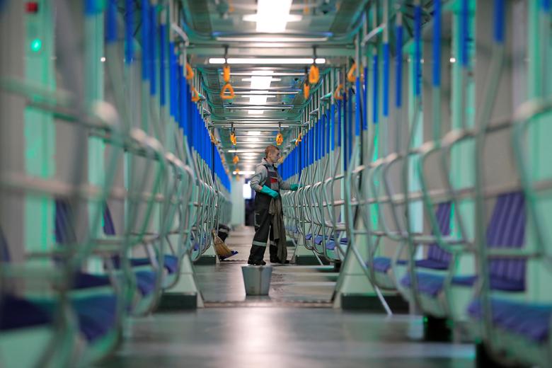 Moskva metrosidagi poyezd vagonlari dezinfeksiya qilinmoqda.