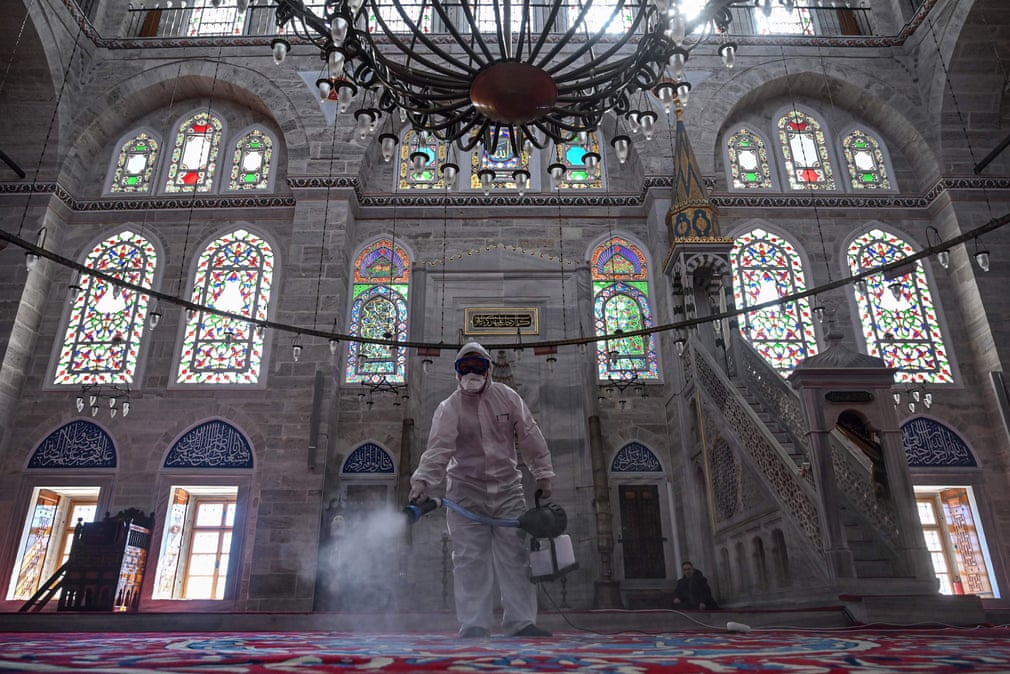 Turkiyada koronavirus bilan bog‘liq birinchi holat qayd etilganidan so‘ng Istanbuldagi Mehrimoh sulton masjidi dezinfeksiya qilinmoqda.