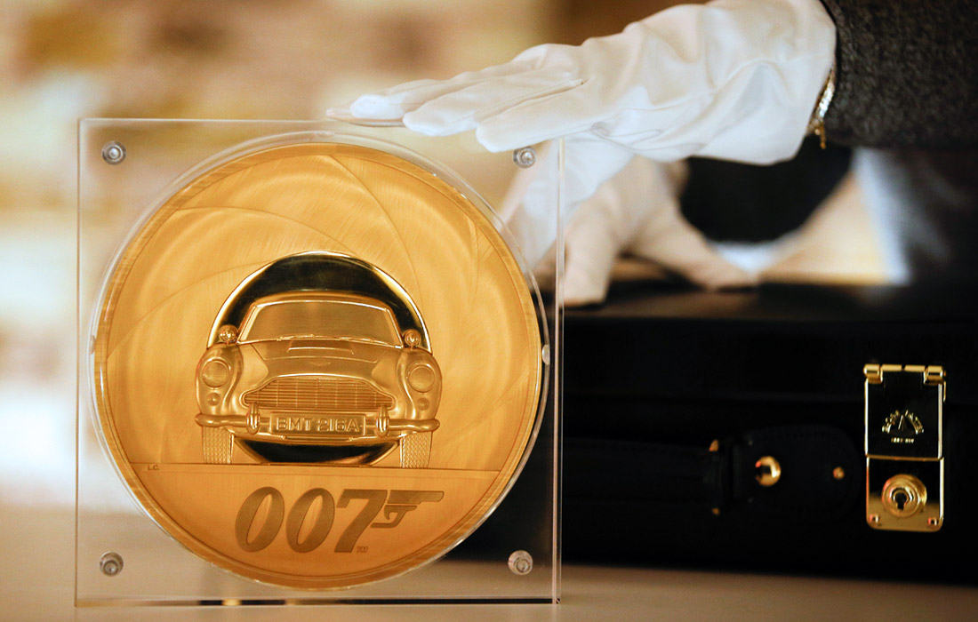 Britaniya qirollik zarbxonasi Jeyms Bond haqidagi 25-film chiqishi munosabati bilan esdalik tangasi chiqardi.