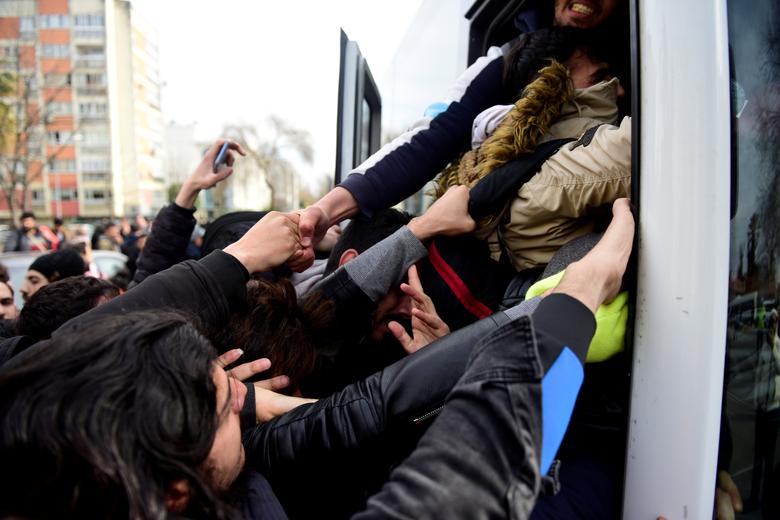 Истанбулда Туркия—Греция чегарасига олиб борувчи автобусга чиқиб олишга уринаётган мигрантлар.