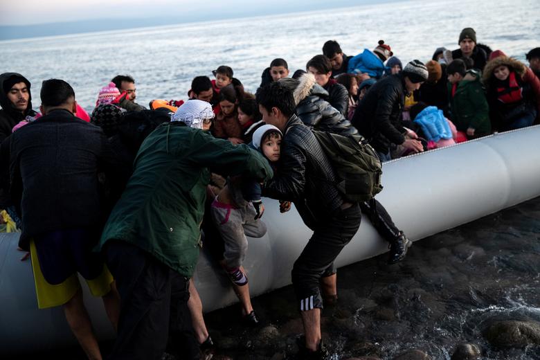 Gretsiyaning Lesbos oroliga Egey dengizi orqali qayiqda yetib kelgan afg‘onistonlik migrantlar.