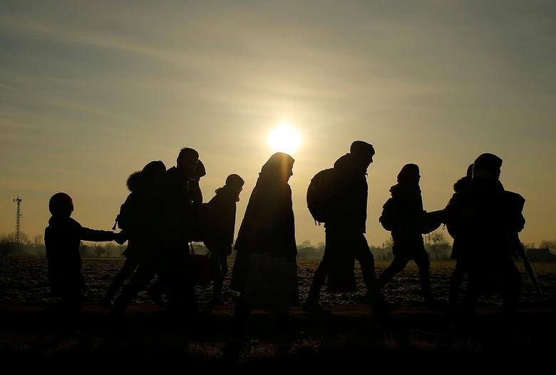 Turkiyaning Edirne shahri orqali Gretsiya chegarasi tomon piyoda ketayotgan migrantlar.
