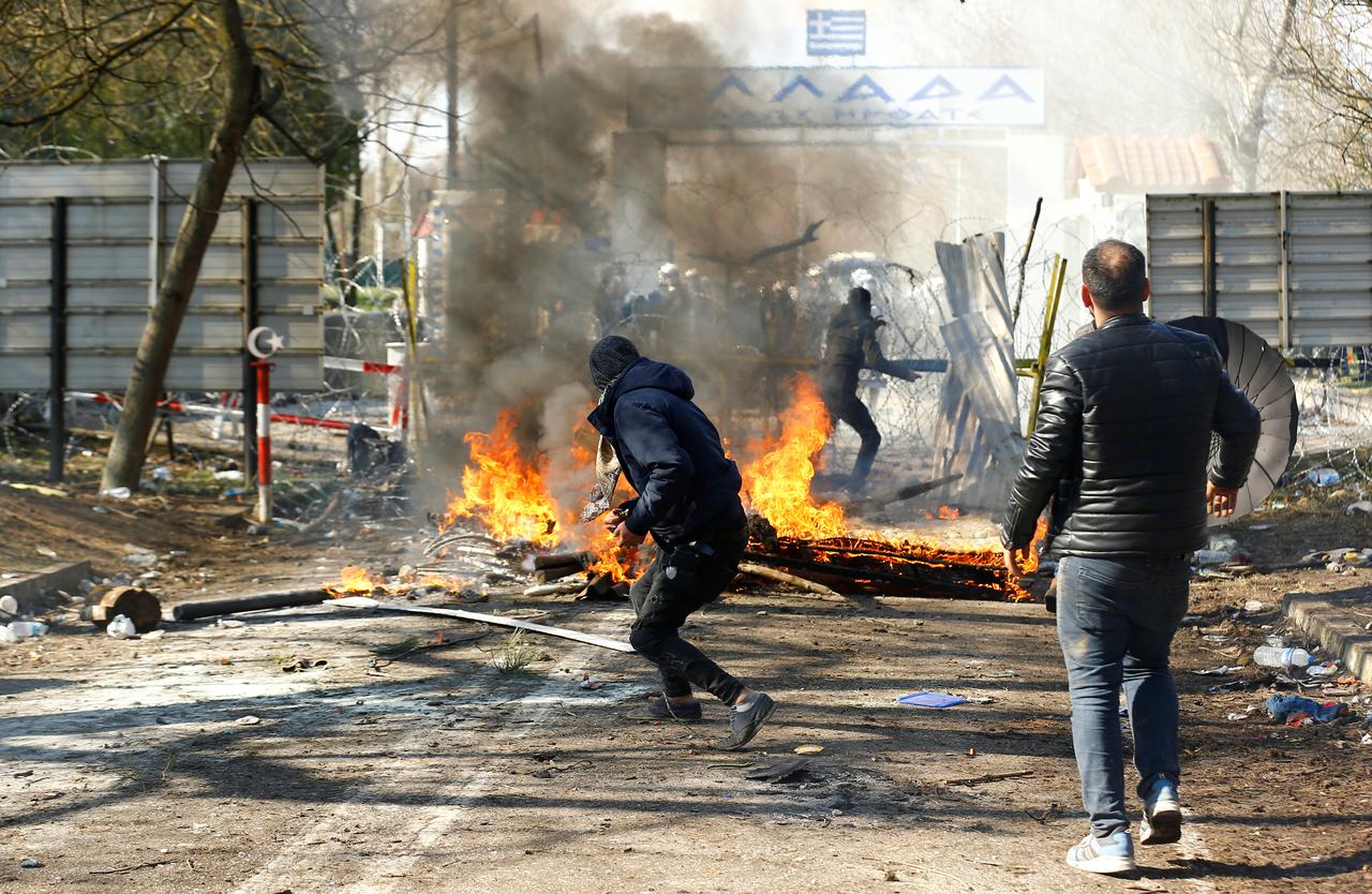 Мигрантларнинг Греция полицияси билан чегарадаги тўқнашуви.