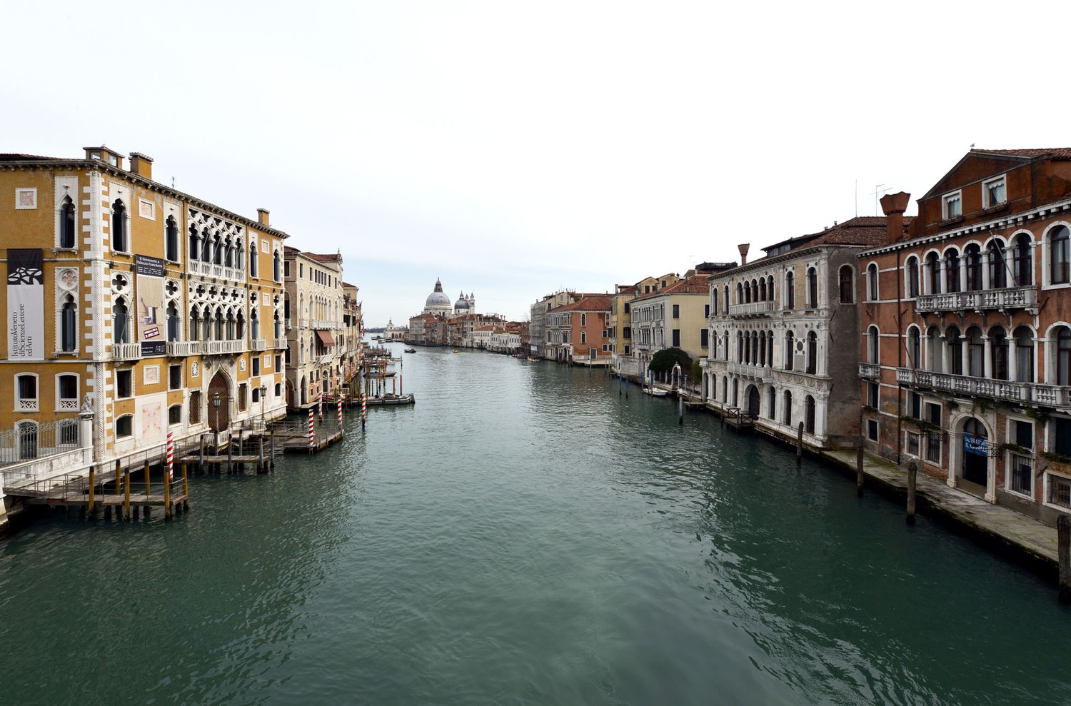 Odatda turistlarga to‘la bo‘lgan Venetsiyadagi Grand kanal bo‘shab qoldi. Italiya hukumati koronavirus sabab 15-martgacha maktab va universitetlarni yopdi.