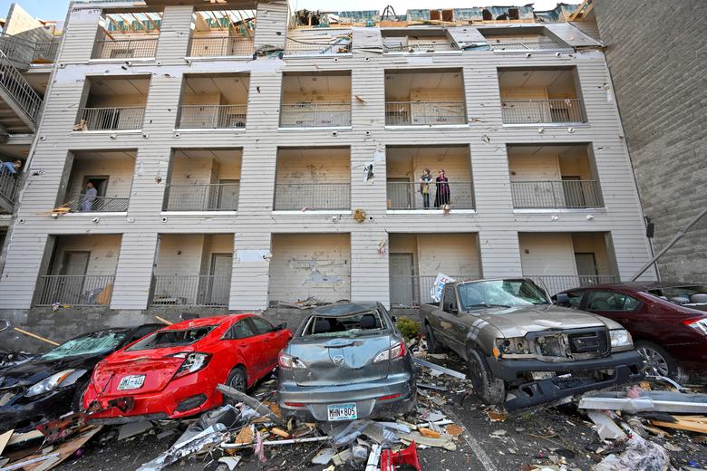 Tornado shikast yetkazgan Amplify Apartments binosi.