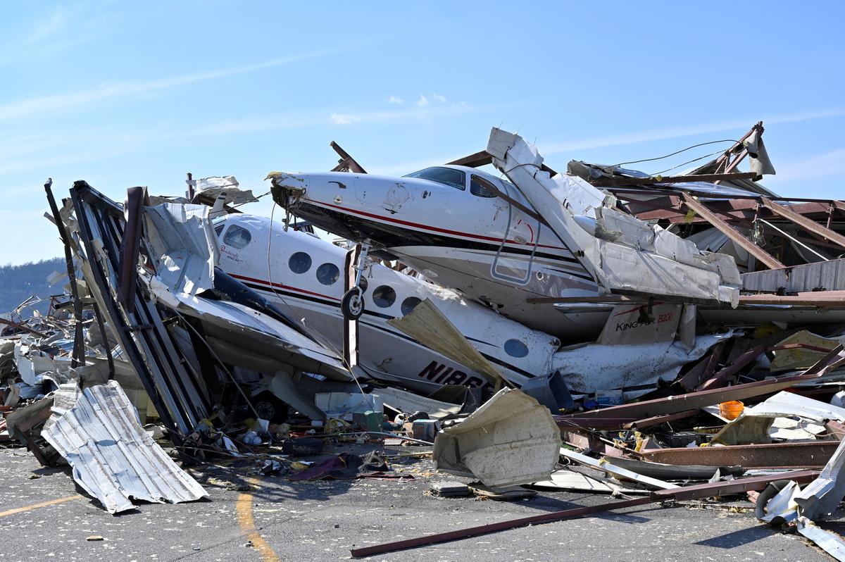 Tornado shikast yetkazgan Jon K. Tyun aeroportidagi samolyotlar.