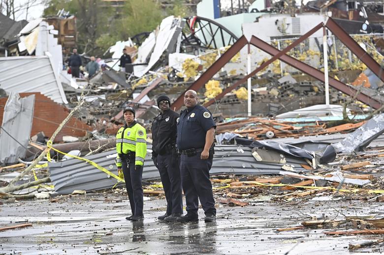 Politsiyachilar tornadodan jiddiy zarar ko‘rgan Vudlend-stritni ko‘zdan kechirmoqda.