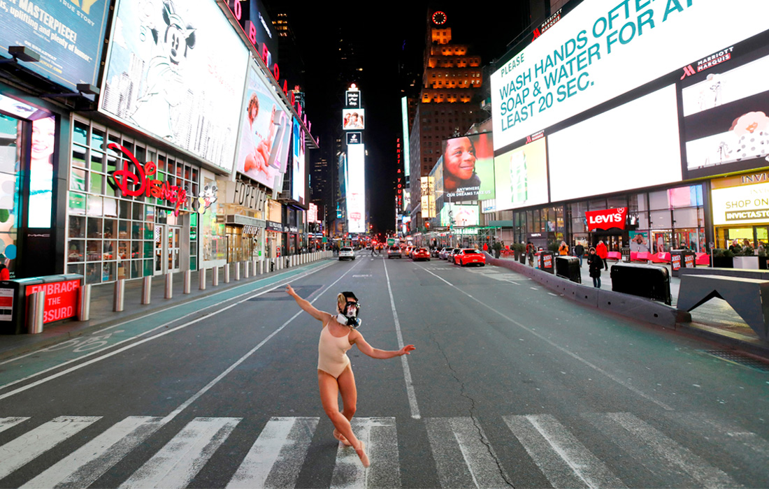 Балерина Эшли Монтегю Нью-Йоркдаги Таймс-Скверда газниқобда рақс тушмоқда.