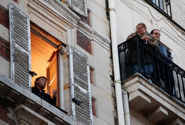 Франциянинг Париж шаҳрида хонанда Стефан Сенечаль балконда туриб қўшиқ ижро этмоқда.
