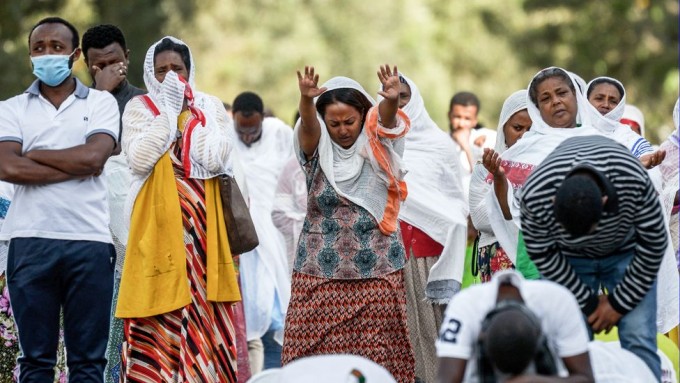 Efiopiya poytaxti Addis-Abebedagi mahalliy ibodatxonaga qo‘yilmagan dindorlar ko‘chaning o‘zida duo o‘qishmoqda.
