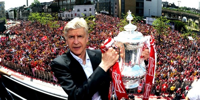 “Arsenal” bosh murabbiyi (o‘sha vaqtdagi) Arsen Venger 2014-yil 18-mayida Angliya Kubogidagi g‘alabadan so‘ng uyushtirilgan paradda