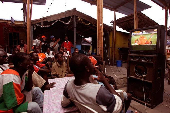 Кот-д’Ивуар. Қўшнилар Африка Кубоги—2006 чорак финалини томоша қилиш учун тўпланган