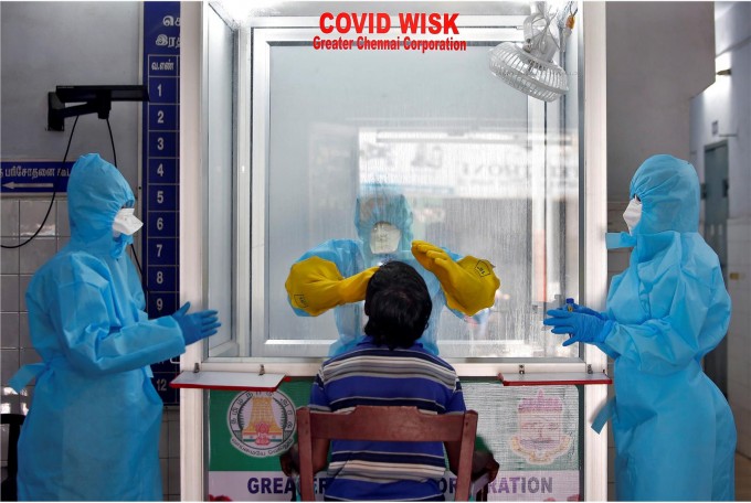 Hindistonning Chinnay shahrida koronavirus infeksiyasini aniqlash testi uchun tashkil etilgan budka ichidan turib test olayotgan shifokor.