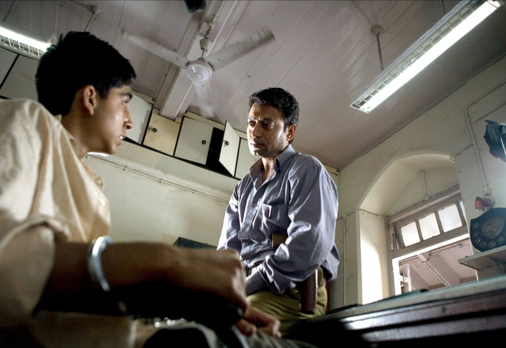 2008-yilda suratga olingan “Xarobadan chiqqan millioner” filmida politsiyachi rolini ijro etgan Irfon Xon Dev Patel bilan.