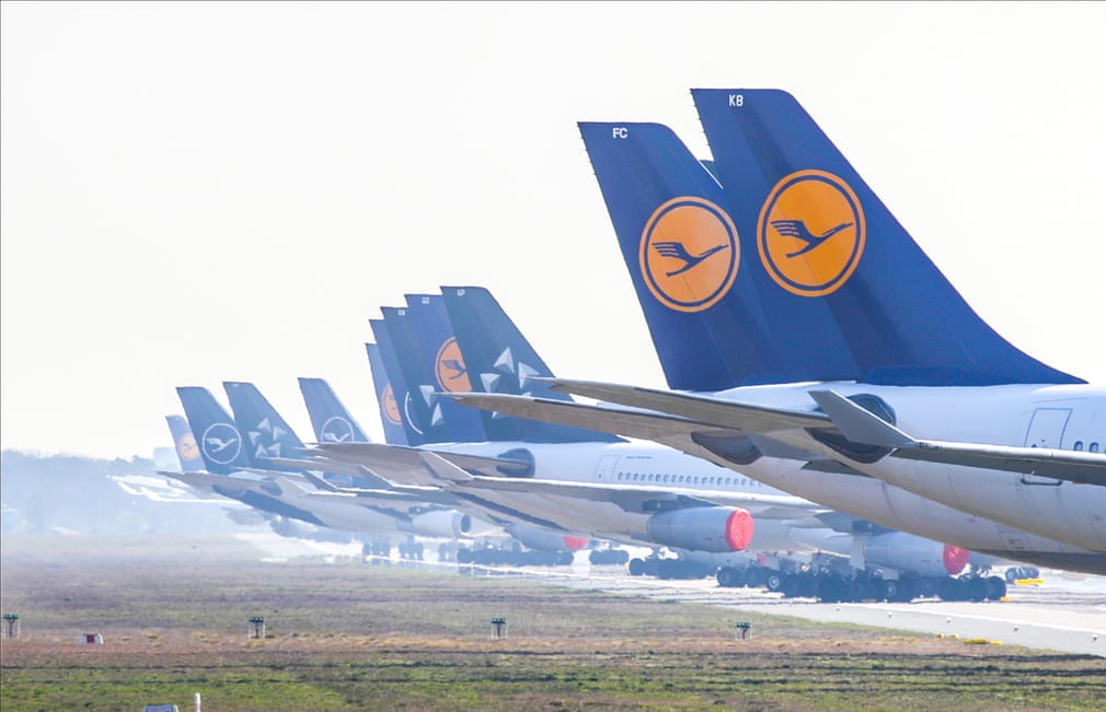 Frankfurt aeroportidagi Lufthansa samolyotlari dvigatellari plastik plyonka bilan yopib qo‘yilgan.