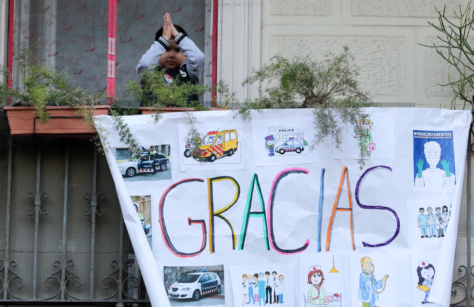 Испаниянинг Барселона шаҳридаги балконлардан бирида шифокорларга миннатдорчилик билдирилган плакат.