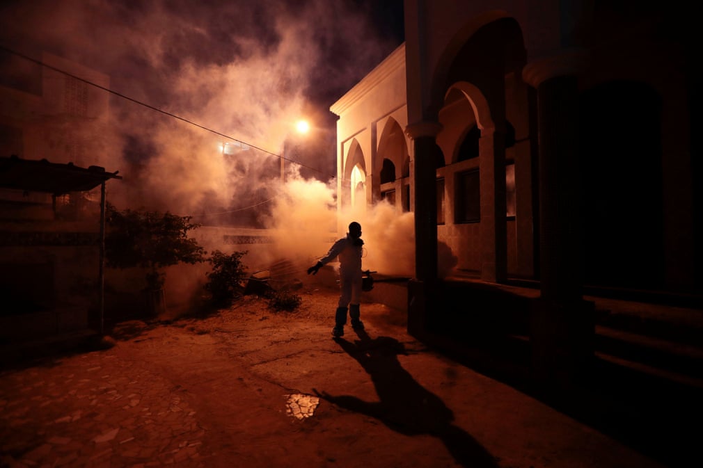 Senegal poytaxti Dakarda masjid dezinfeksiya qilinmoqda.