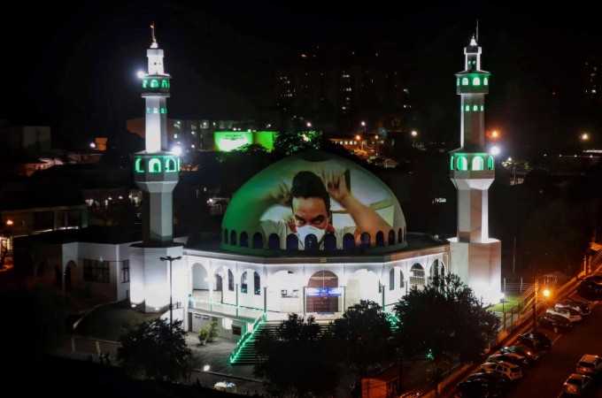 Braziliydagi Umar Ibn Al-Xattob masjidining gumbazida tibbiyot xodimlariga hurmat sifatida ularning surati namoyish etildi.