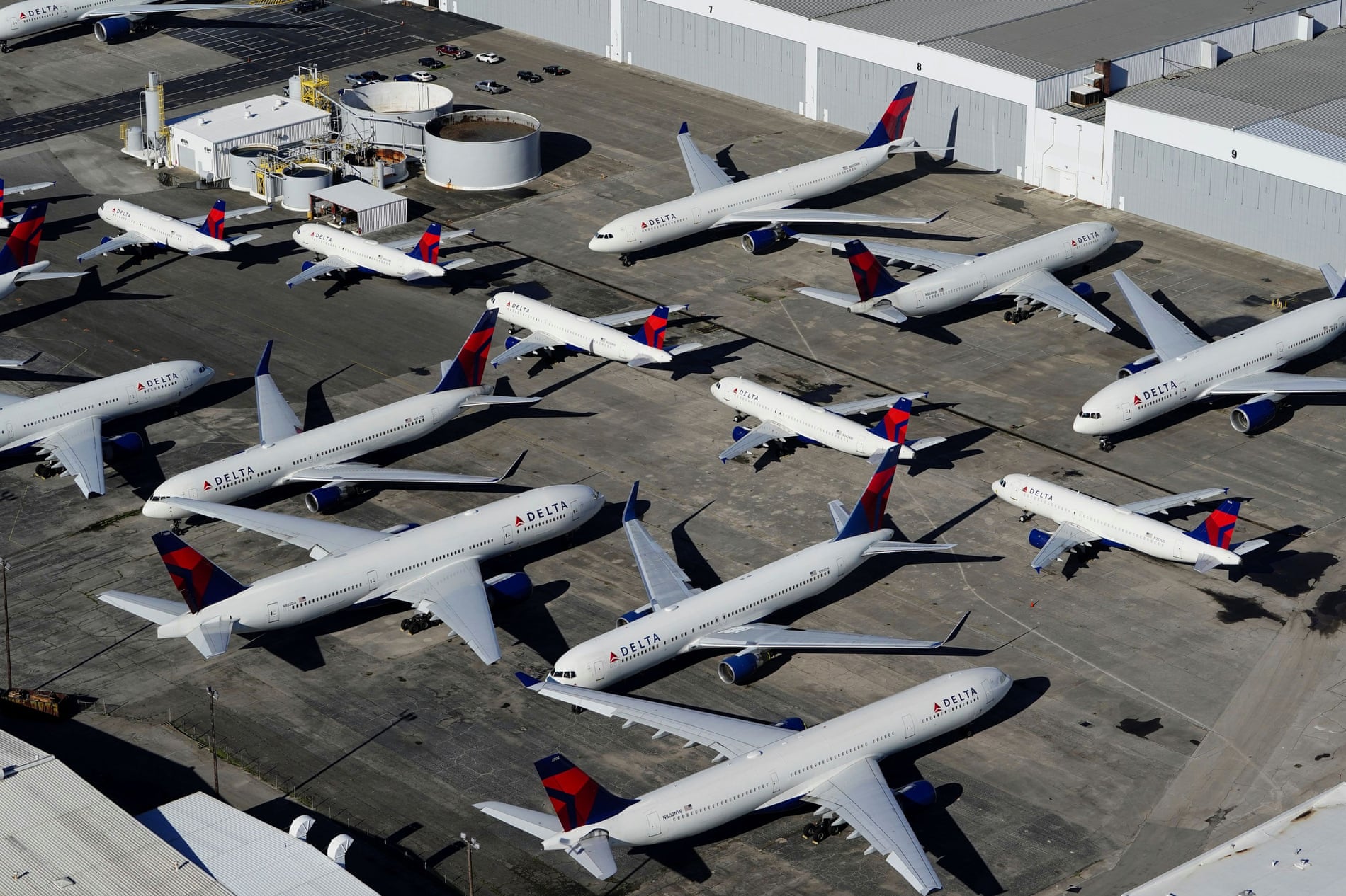 Алабама штатидаги Бирмингем-Шаттлсворт аэропортида турган Delta Air Lines самолётлари.