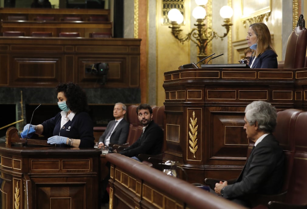 Madridda Ispaniya parlamenti yig‘ilishidagi har bir chiqish oldidan minbar dezinfeksiya qilindi.