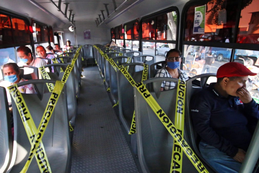 Meksikada odamlar masofa saqlashi uchun avtobusdagi o‘rindiqlarning yarmi to‘sib qo‘yildi.