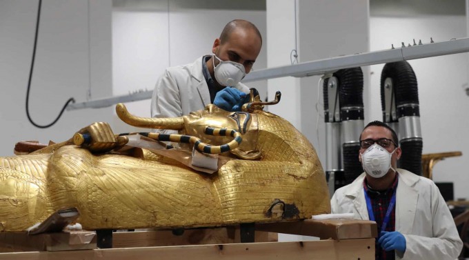 Misrning Giza shahrida niqobdagi arxeologlar Katta Misr muzeyining eksponati sanalgan Tutanxamonning oltin tobutini tiklamoqda.