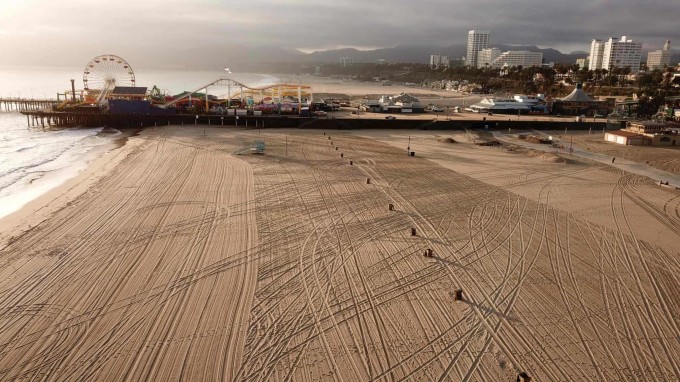АҚШнинг Санта-Моника шаҳрида карантин даврида ҳувиллаб қолган пляж ва қумлоқлар.