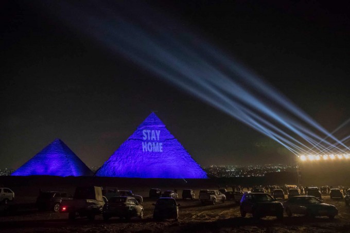 Misrning Giza shahridagi piramidalarda “Uyda qoling” yozuvi aks etib turibdi.