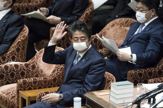 Tokioda bosh vazir Sindzo Abe parlamentning quyi palatasidagi budjet masalalari qo‘mitasining majlisida savolga javob berish uchun qo‘lini ko‘tarmoqda.