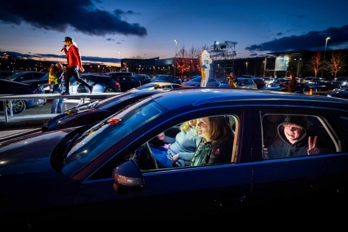 Norvegiyaning Klovner va Kamp hip-hop guruhi Lillestrom avtomobillar turargohida ilk drive-Inn konsert dasturini qo‘ymoqda.