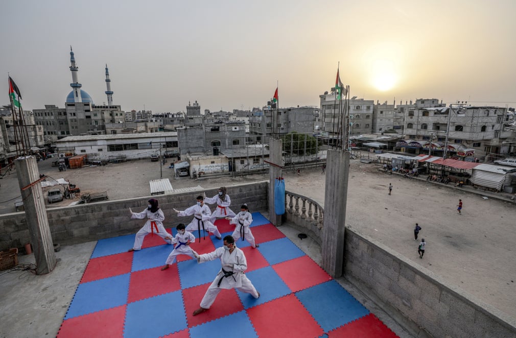 Falastinning Rafah shahrida karate bo‘yicha murabbiy Xolid Shayx al-Eid o‘z uyi tomida bolalari bilan mashg‘ulot o‘tkazmoqda.