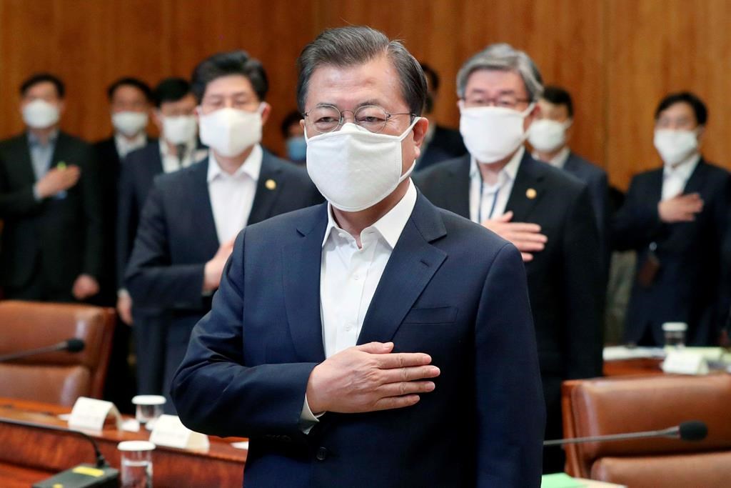 Janubiy Koreya prezidenti Mun Chje In pandemiya sharoitida aholini qo‘llab-quvvatlashdagi iqtisodiy chora-tadbirlar bo‘yicha o‘tkazilgan favqulodda majlisda.