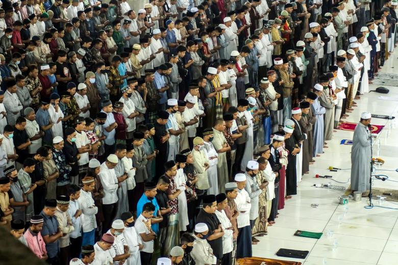 Indoneziyaning Achex provinsiyasida rasmiylarning ijtimoiy masofalanishga amal qilish haqidagi ko‘rsatmalariga qaramay, taroveh namozini yelkama-yelka o‘qiyotgan musulmonlar.