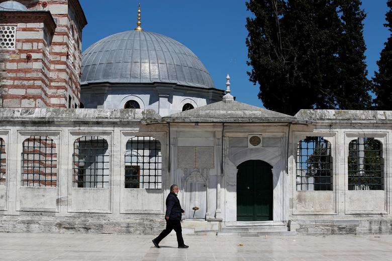Istanbuldagi yopib qo‘yilgan Sulaymoniya masjidi oldidan o‘tayotgan erkak.