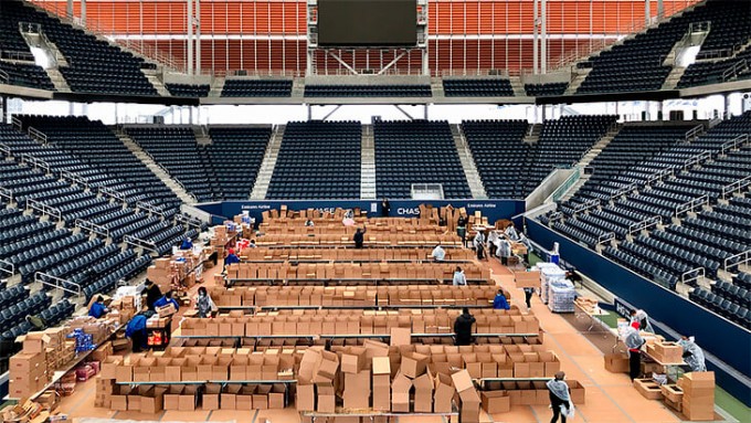 US Open мусобақаси ўтказиладиган Нью-Йоркдаги теннис корди 350 ўринга мўлжалланган вақтинчалик шифохонага айлантирилмоқда.