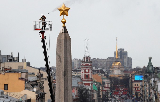 Sankt-Peterburgda 12 yildan beri ilk marta “Qahramon shahar — Leningradga” yodgorligi yuvib, tozalandi.