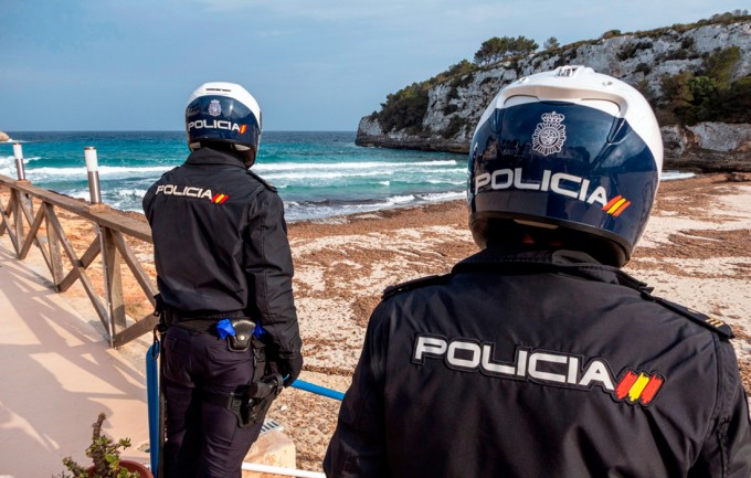 Испаниянинг Майорка пляжида полиция ходимлари коронавирус инфекциясига қарши кураш доирасида одамлар келмаслигини назорат қилмоқда.