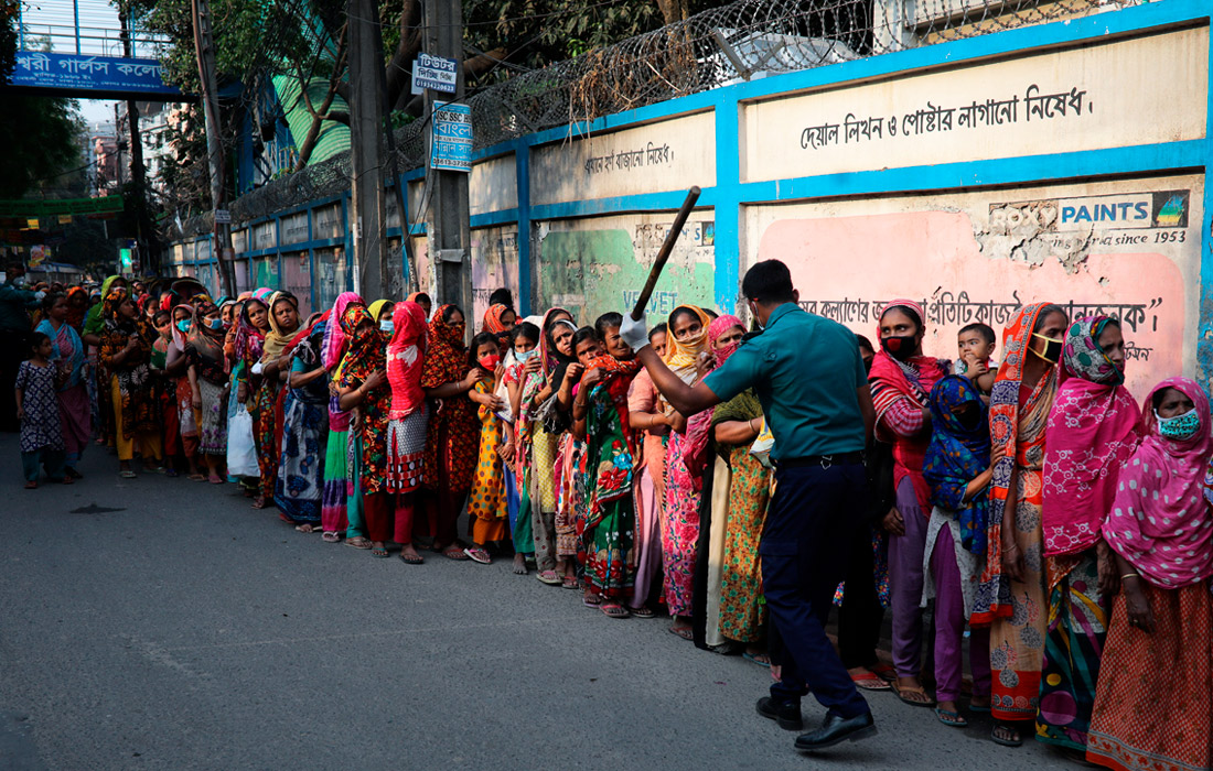 Koronavirus epidemiyasi avj olgan vaqtda Bangladesh poytaxti Dakka aholisi gumanitar yordam olish uchun navbatda turibdi.
