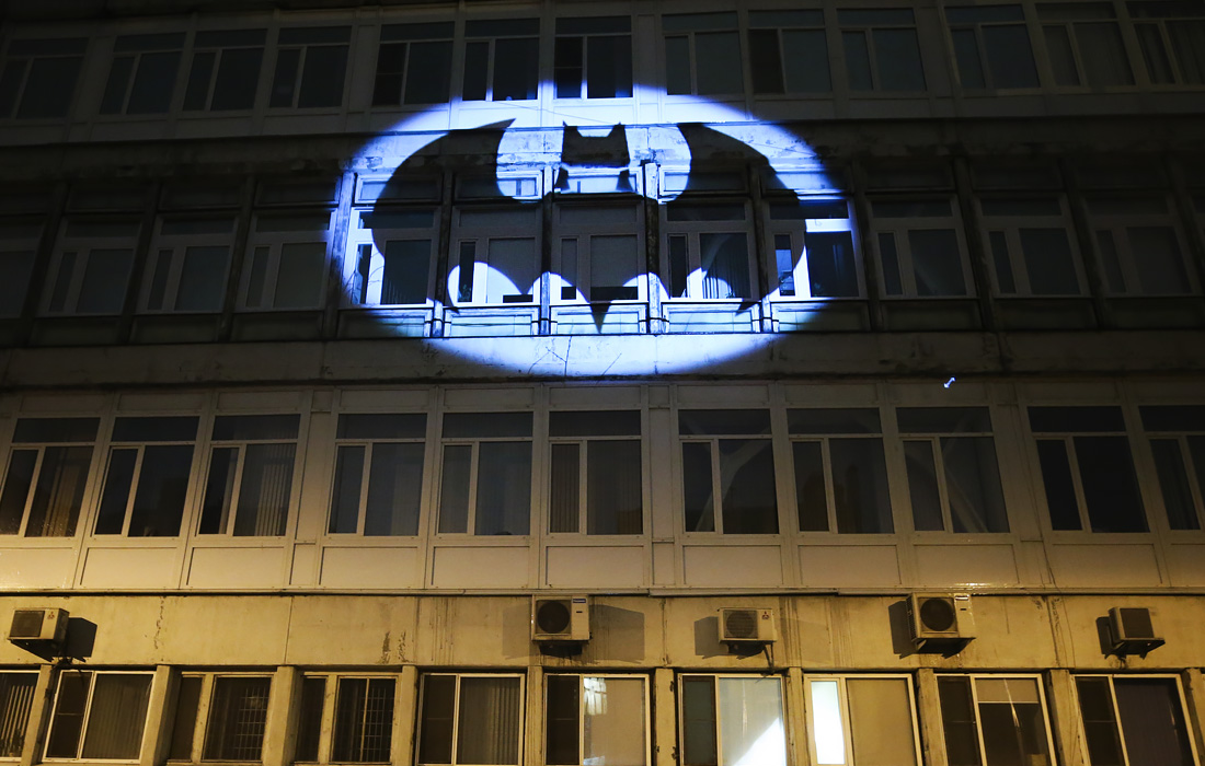 Санкт-Петербургдаги бинога ниқобли Бэтмен тасвирланган бэт-сигнал проекцияси туширилди.