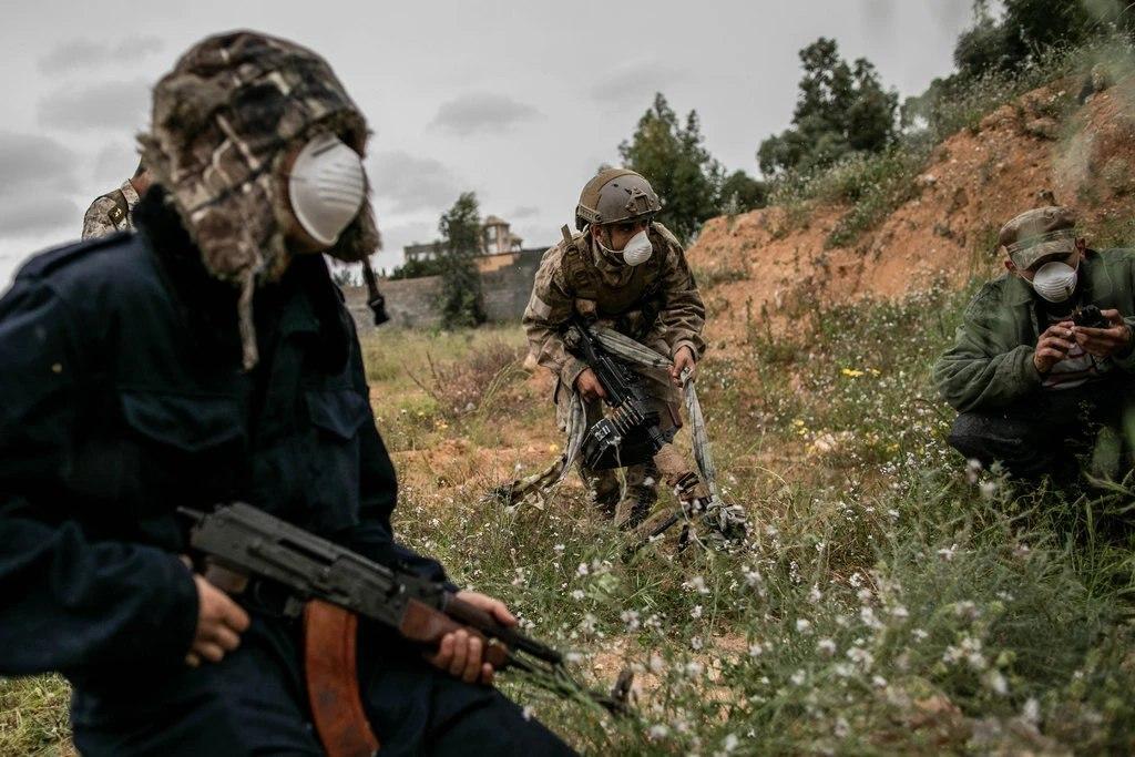 Harbiy amaliyotlar davrida niqob taqqan liviyalik jangarilar.