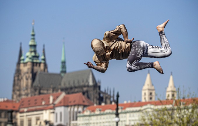 Chexiyaning Praga shahrida aholiga ko‘tarinki ruh bag‘ishlayotgan sirk artisti.